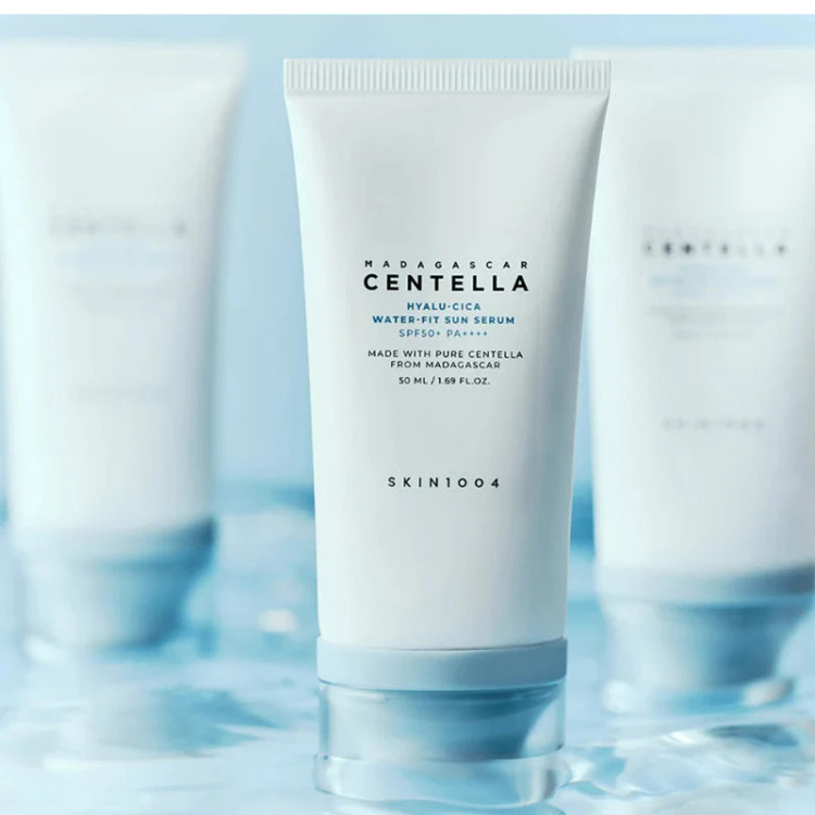 کرم ضد آفتاب بدون رنگ سنتلا، 50 SPF، مدل 1004، مناسب پوست حساس، نرمال و خشک و حجم 50 میلیلیتر، محافظت کننده در برابر اشعه UVA و UVB، بدون تست حیوانی، ++++PA، آبرسان، ضد التهاب، با ماندگاری 3 ساعته